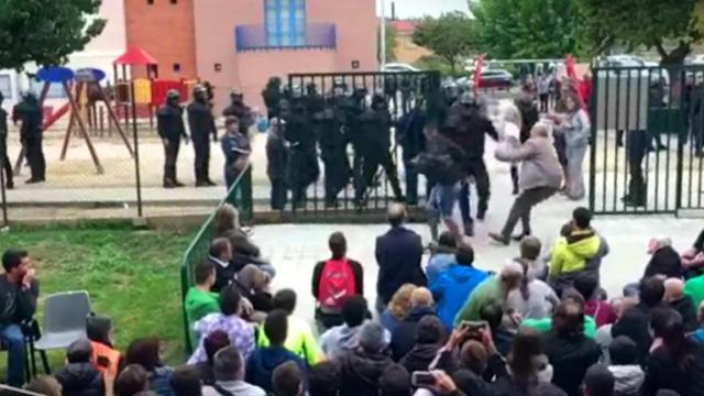Momento en el que el alcalde de Callús recibe un empujón de los agentes de la Guardia Civil durante el 1-O
