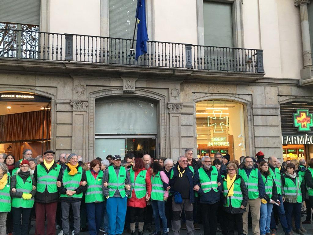 Manifestantes ante la sede de la Comisión Europea de Barcelona convocados por la ANC para protestar por el juicio del procés / @assemblea