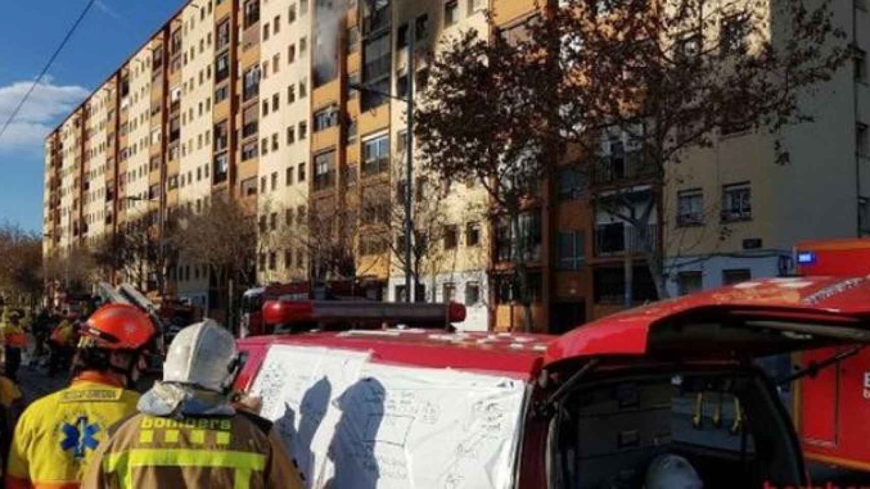 Bomberos de la Generalitat actuando en el incendio de Badalona que segó tres vidas e hirió a treinta personas / BOMBERS