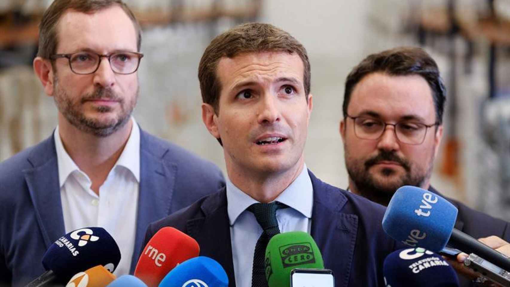 Pablo Casado, presidente del PP, con dos cargos del partido en una imagen de archivo / EFE