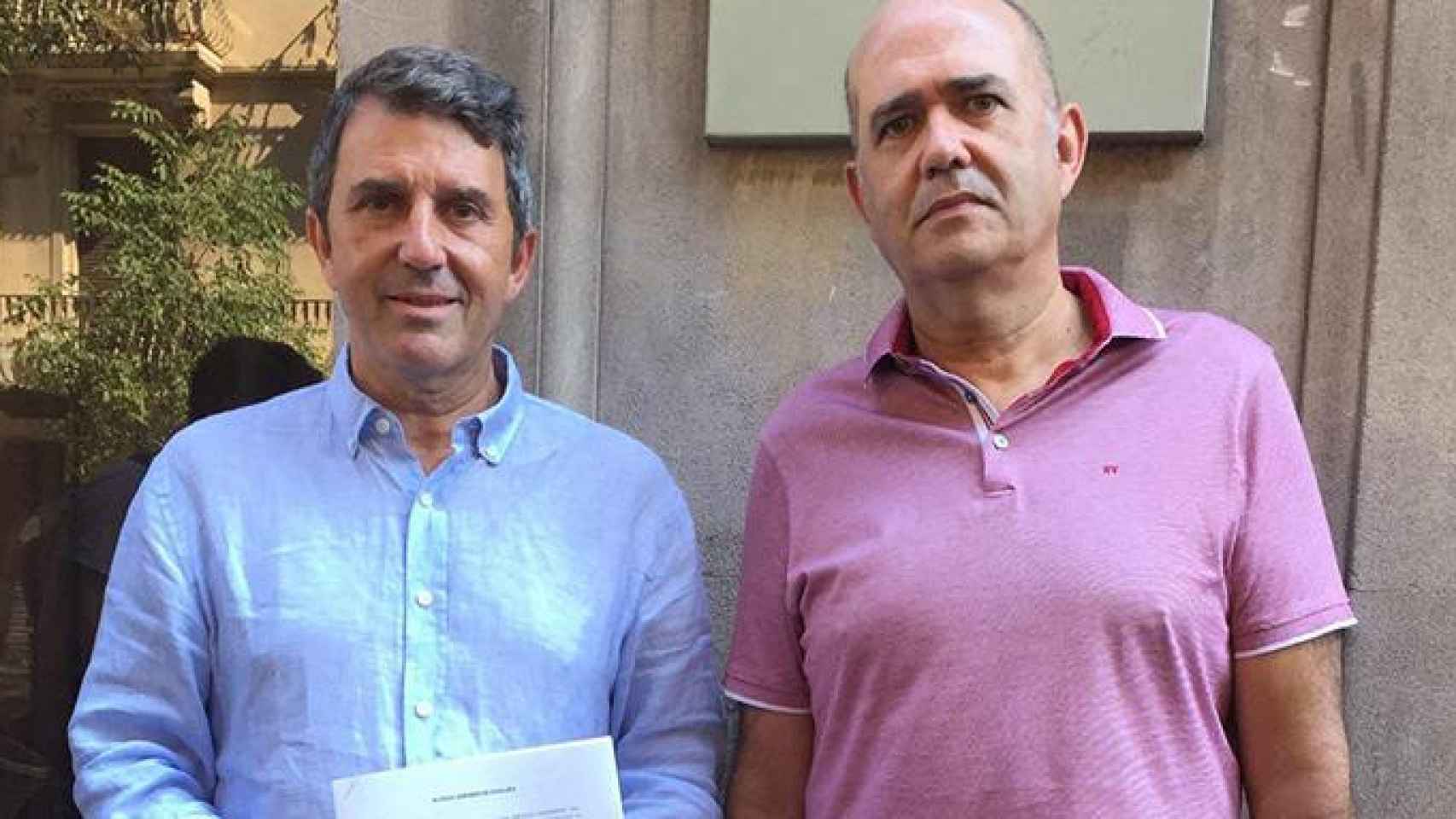 El presidente y vicepresidente de Impulso Ciudadano, José Domingo (i) y Carlos Silva (d) en el momento de presentar una denuncia ante la Fiscalía por supuesta criminalización del constitucionalismo / CG