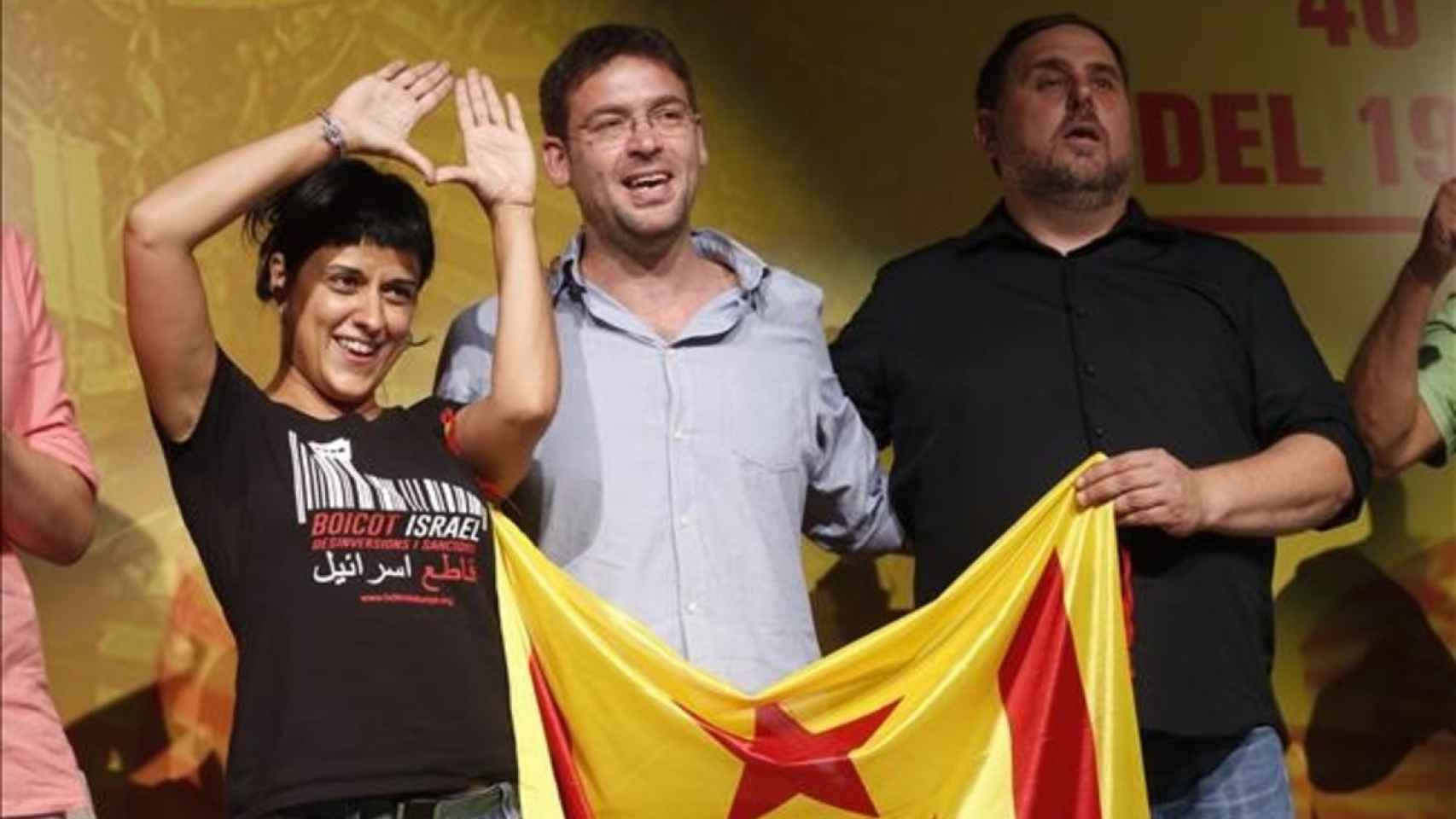 Albano Dante Fachin entre Anna Gabriel y Oriol Junqueras y una estelada en la conmemoración del 40 aniversario de la manifestación de Sant Boi a favor del Estatuto de autonomía / EFE