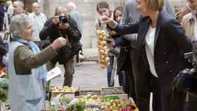 María Dolores de Cospedal durante su visita esta mañana a un mercado de Santiago de Compostela, donde ha hecho campaña / EFE