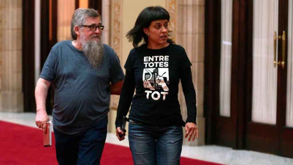 Los diputados Joan Garriga y Anna Gabriel, ambos de la CUP, en el Parlament de Cataluña.