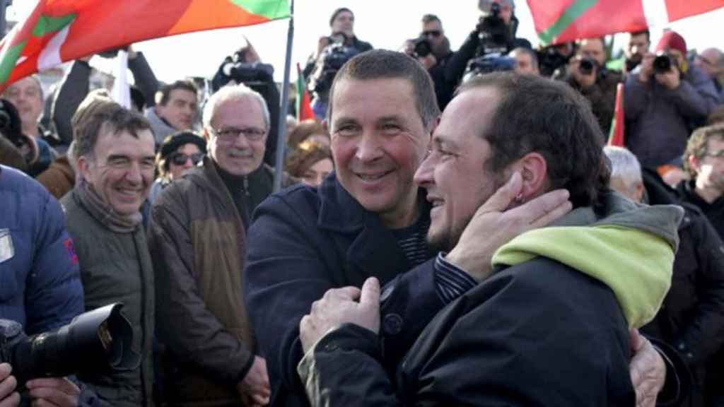 Arnaldo Otegi abraza al exdiputado de la CUP David Fernandez, tras su salida de la prisión.