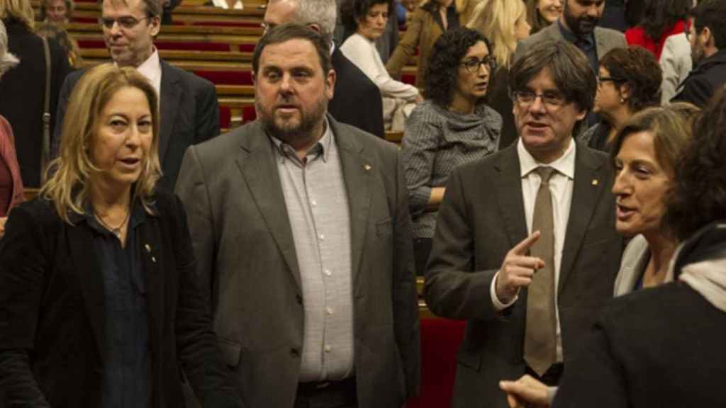 Neus Munté, Oriol Junqueras, Carles Puigdemont y Carme Forcadell, en un descanso del Pleno del Parlament.