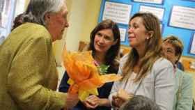 La presidenta del PP català, Alícia Sánchez-Camacho, amb la candidata a l'alcaldia de l'Hospitalet, Sonia Esplugas, en una visita a un centre de dia de la ciutat.