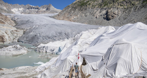 Personas visitando el glaciar suizo del Ródano sobre Gletsch / EFE - EPA - URS FLUEELER