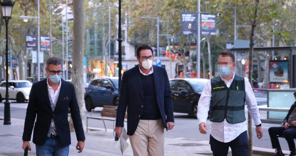 David Madí entrando en su despacho para proceder al registro de la Guardia Civil / PABLO MIRANZO (CG)