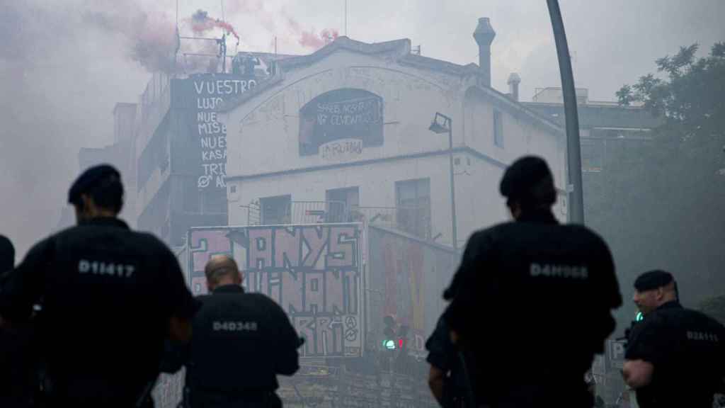 La Brigada Móvil de Mossos ante las dos okupas de La Bonanova, ayer / EP