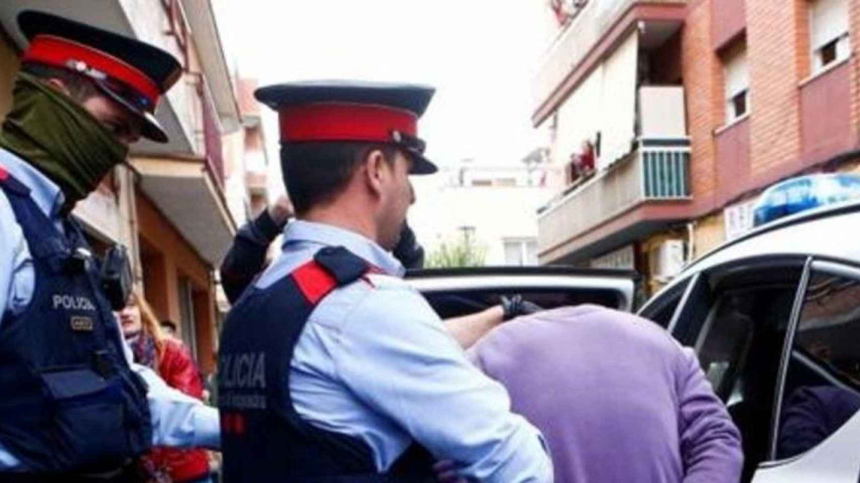 Los Mossos llevan a cabo una detención - EFE