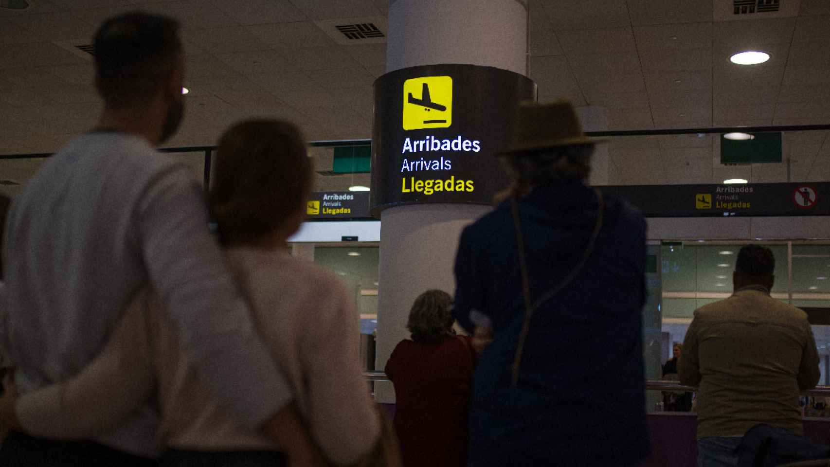 Varios pasajeros comprueban si sus vuelos se han visto afectados por la huelga de tripulantes de cabina en el aeropuerto de El Prat / LORENA SOPENA - EUROPA PRESS