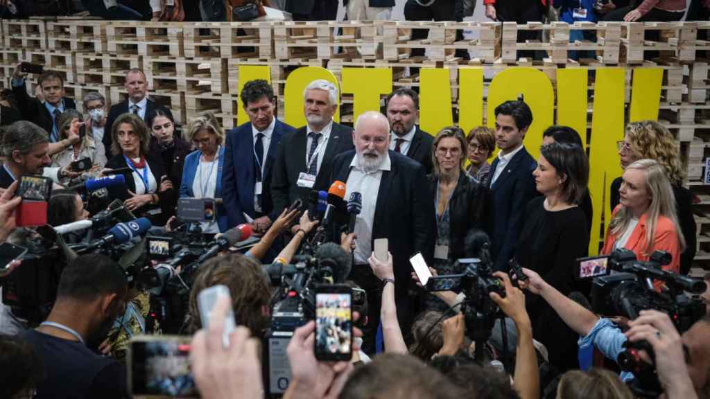 Miembros de los medios de comunicación escuchan a Frans Timmermans (C), vicepresidente de la Comisión Europea y responsable del Pacto Verde Europeo, en la Conferencia de las Naciones Unidas sobre el Cambio Climático de 2022 (COP27), en Sharm El-Sheikh, Egipto / EFE