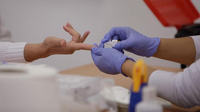 Personal sanitario realiza el test rápido de detección de anticuerpos / EP