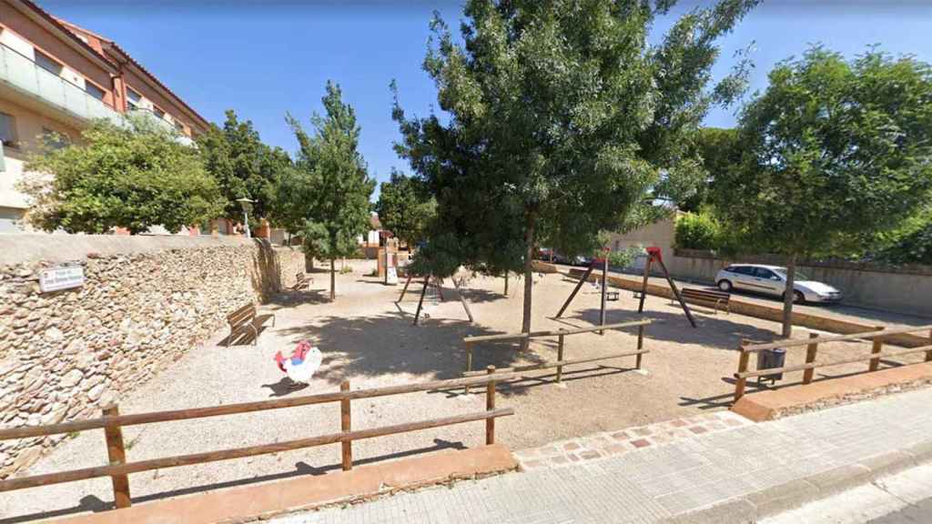 Un parque situado en la calle donde se ha producido el incendio que ha dejado herida grave a una mujer / GOOGLE MAPS