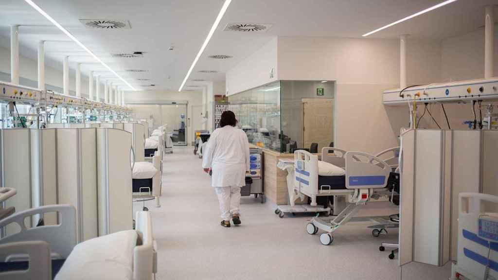 Una enfermera en una sala del Hospital Moisès Broggi, donde ha fallecido el anciano desaparecido durante tres días / David Zorrakino (EP)