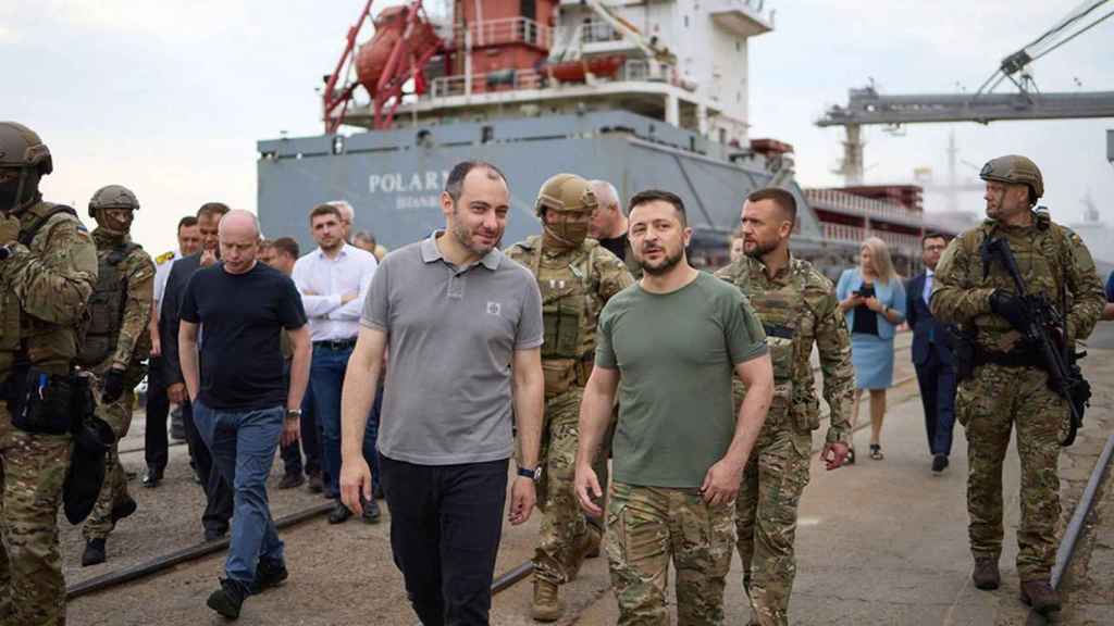 El presidente de Ucrania, Volodímir Zelensky (c), en el puerto de Odesa de donde este lunes ha salido el primer cargamento de grano para exportar / EFE - EPA - UKRAINIAN PRESIDENTIAL PRESS SERVICE