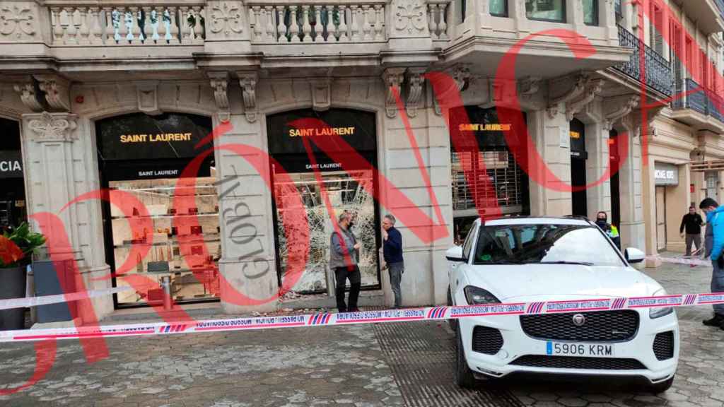 Imagen de alunizaje en la tienda Yves Saint Laurent de Paseo de Gracia de Barcelona / CG