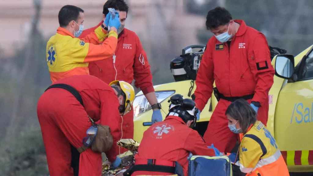 Médicos del SEM atienden a uno de los heridos durante el tiroteo de Tarragona / EUROPA PRESS