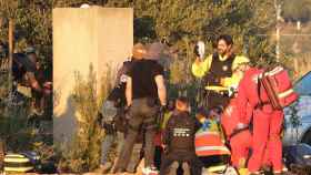 Sanitarios se llevan en helicóptero al hombre abatido por los Mossos en una casa de Riudoms tras presuntamente haber disparado a tres personas en una empresa de seguridad de Tarragona y a un mosso / FABIÁN ACIDRES - EUROPA PRESS