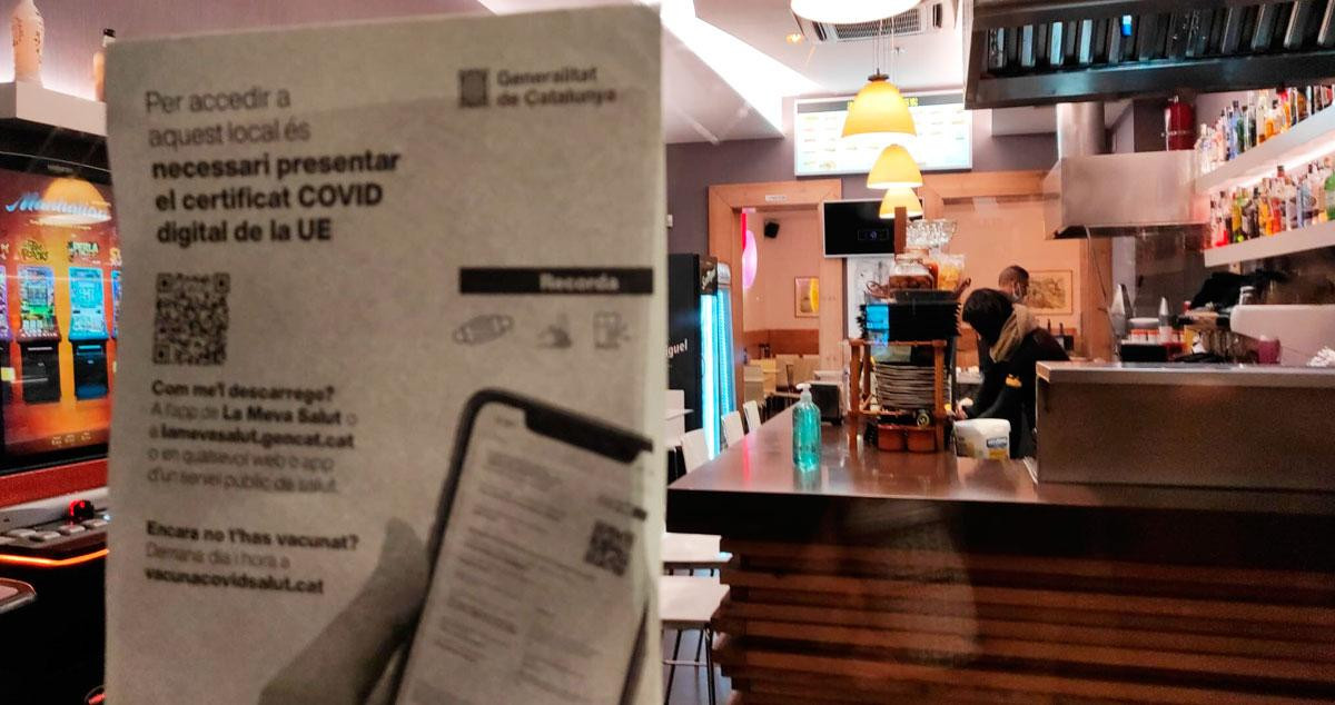 Aviso de la obligatoriedad de presentar el pase Covid en un bar de Barcelona / CG