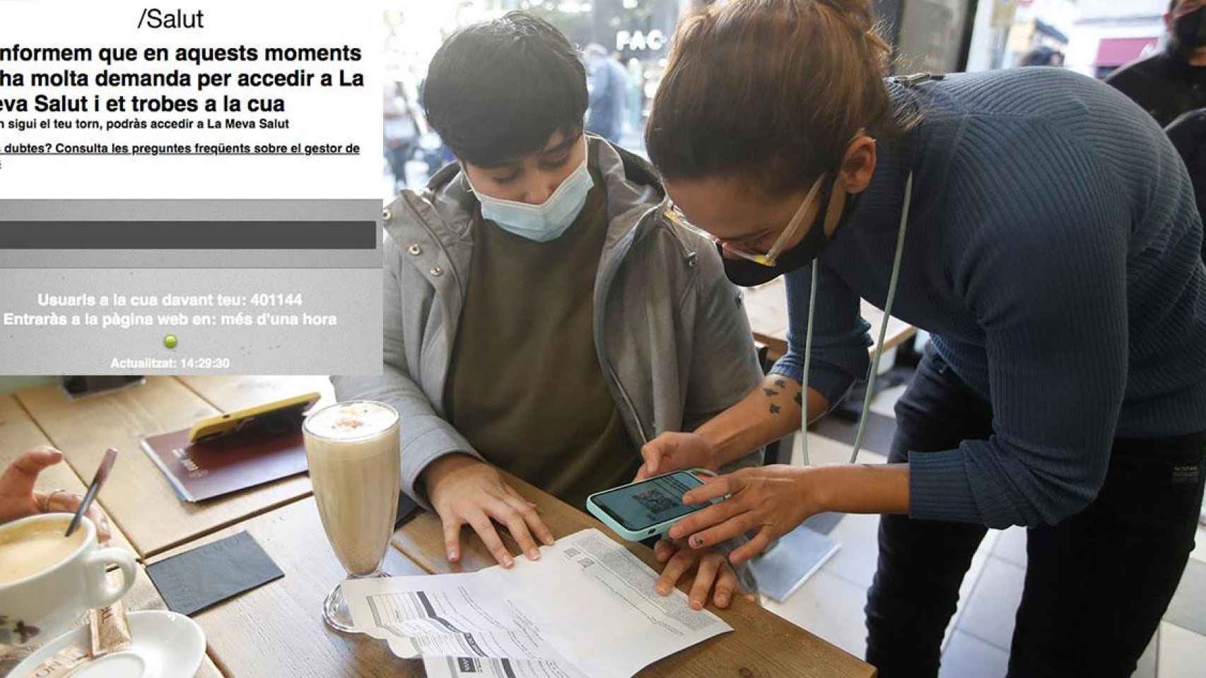 Fotomontaje de un camarero que comprueba el pasaporte Covid de un cliente en un bar de Barcelona y la cola virtual de la web de Salud / MARTA PÉREZ (EFE) y CG
