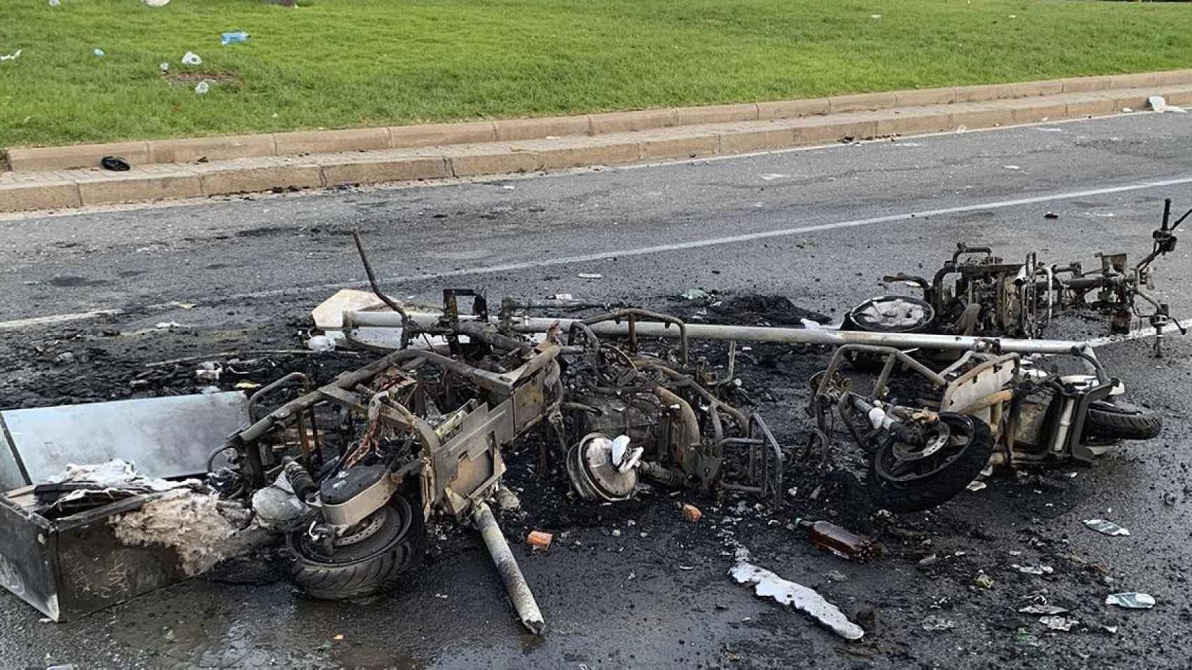 Diversas motos calcinadas y tiradas sobre la calzada / JOSE MARÍA TORRES