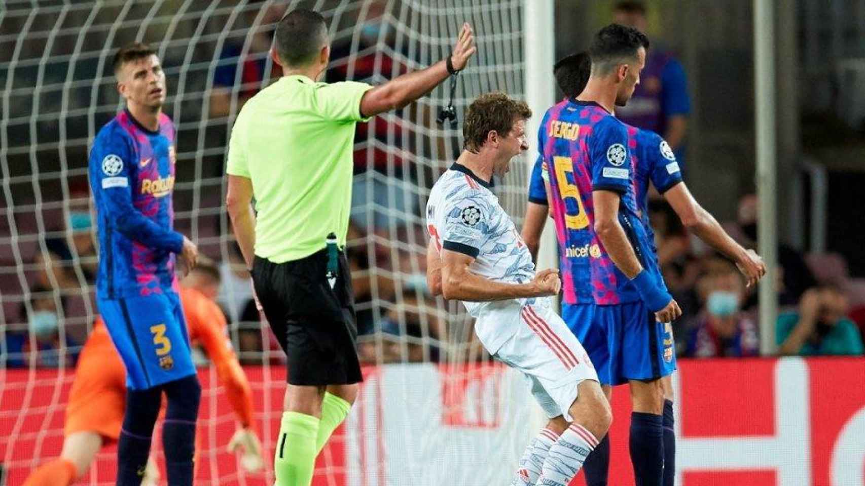 La euforia de Thomas Müller tras marcar un gol contra el Barça en la Champions