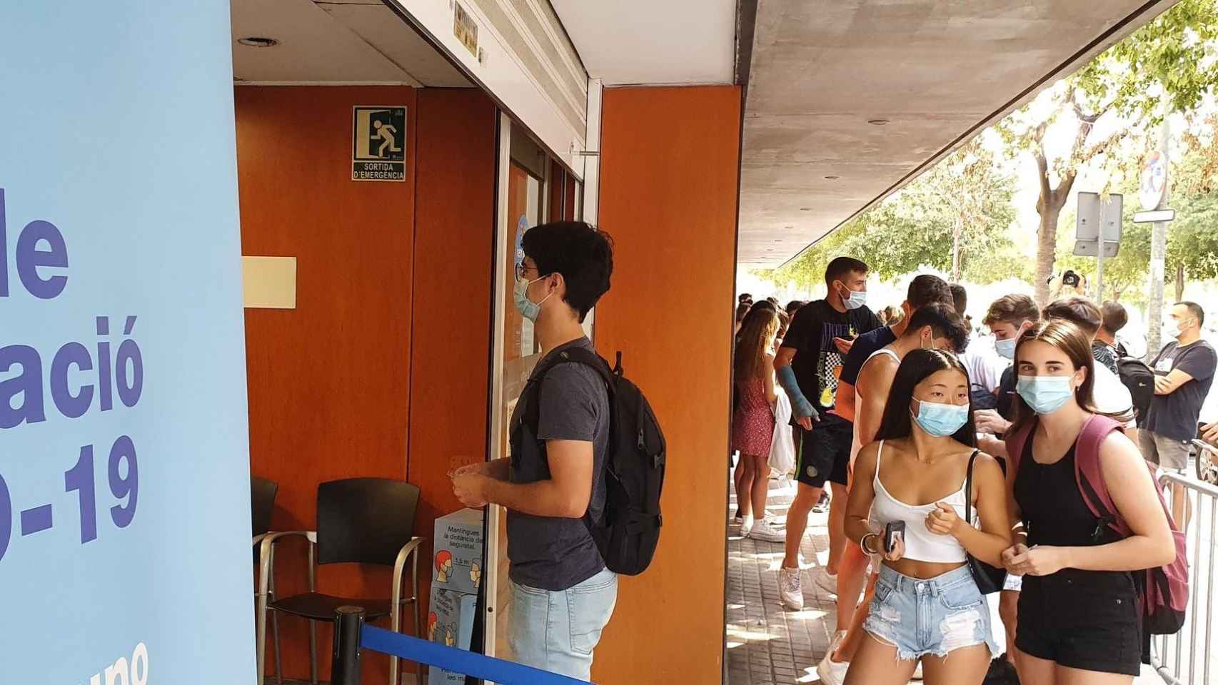 Largas colas en el CAP Ramon Turró de Barcelona para vacunarse contra el Covid / SALUT