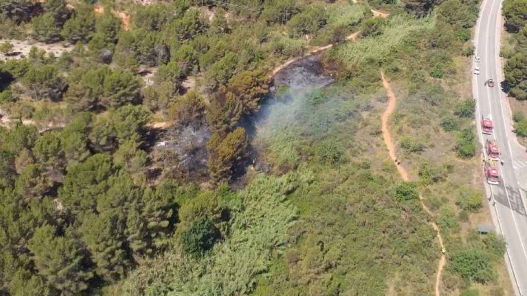 Imagen aérea del incendio que tratan de sofocar los bomberos en Gavà / BOMBEROS DE LA GENERALITAT