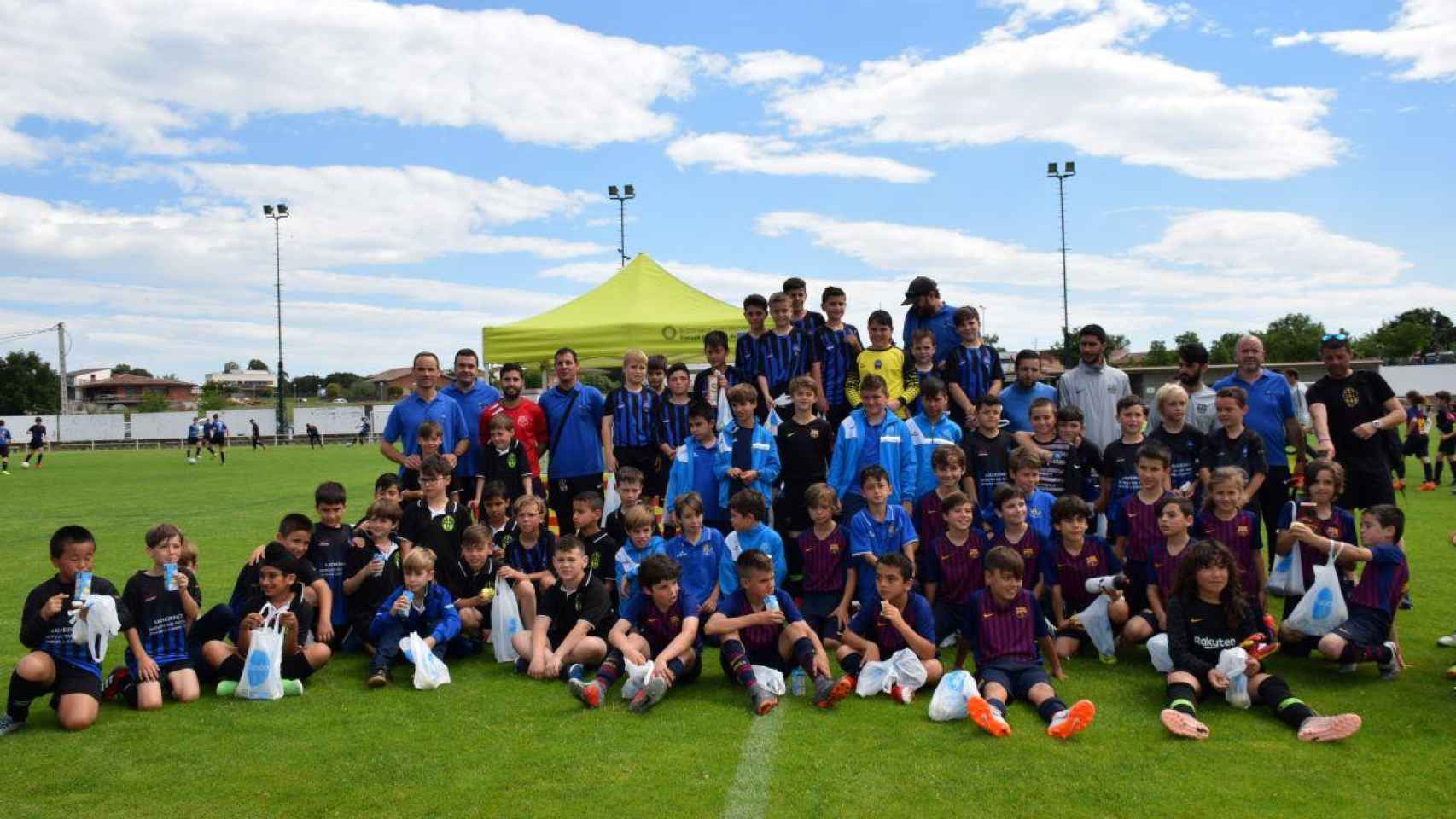 Los chavales posan para la foto tras la celebración de la última edición del torneo 'Vilobí Solidario'