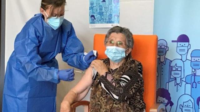 Una señora se vacuna contra el Covid en una residencia de Cataluña / EP