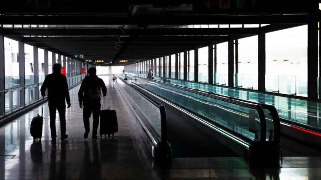 Imagen de archivo de dos personas dispuestas a viajar en un aeropuerto