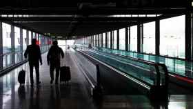 Imagen de archivo de dos personas dispuestas a viajar en un aeropuerto