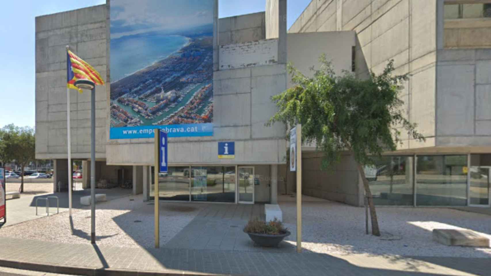 La estelada ondea frente a la comisaría de la policía de Castelló d'Empúries / MAPS