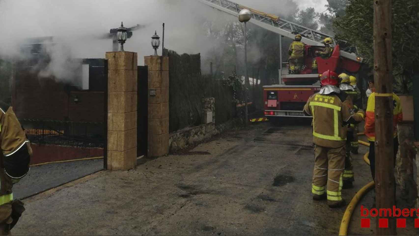 La casa de madera que ha quedado calcinada / BOMBERS