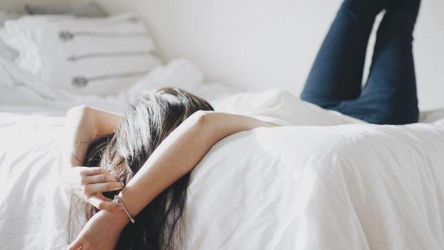 Mujer joven tumbada en la cama