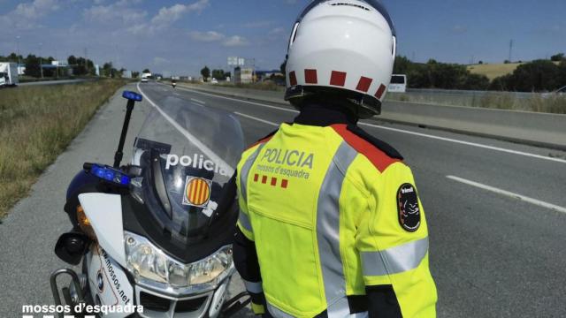Un Mosso d'Esquadra patrullando en Girona / MOSSOS
