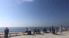 Familias pasean cerca de una playa de Barcelona en el primer día en que se permite salir con niños a la calle desde la declaración del estado de alarma por el coronavirus / EUROPA PRESS