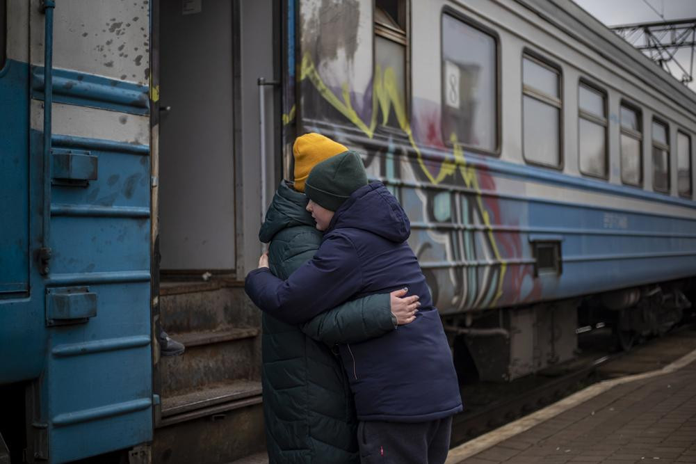 Dos ucranianos despidiéndose en la estación de tren / EFE