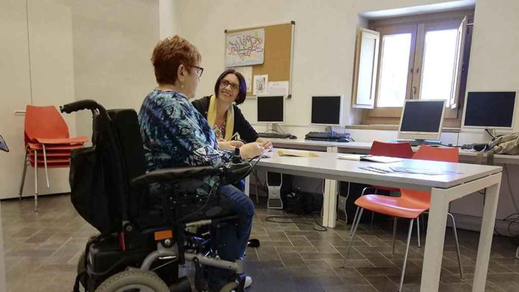 Pilar Castillo y Mayte Ruíz en el local de la asociación ASENDI / CG