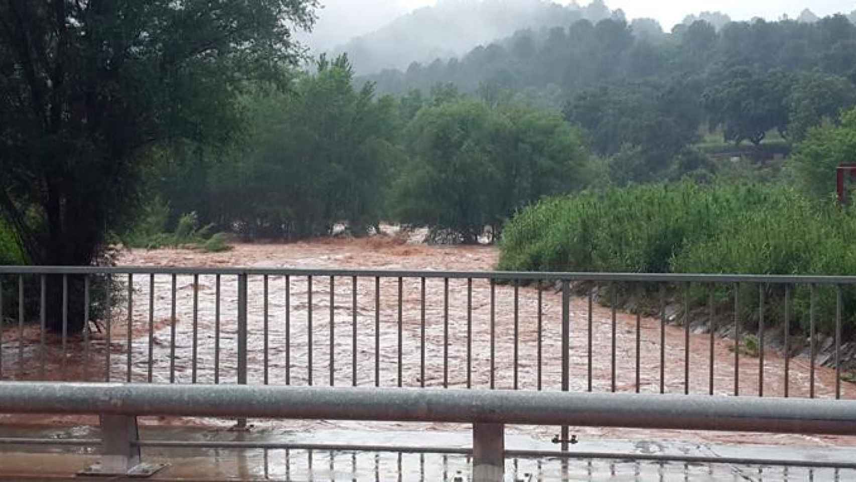 Imagen de la crecida del río Congost por las fuertes lluvias que ha dejado el huracán 'Leslie', que ha llegado en forma de temporal a Cataluña / PC