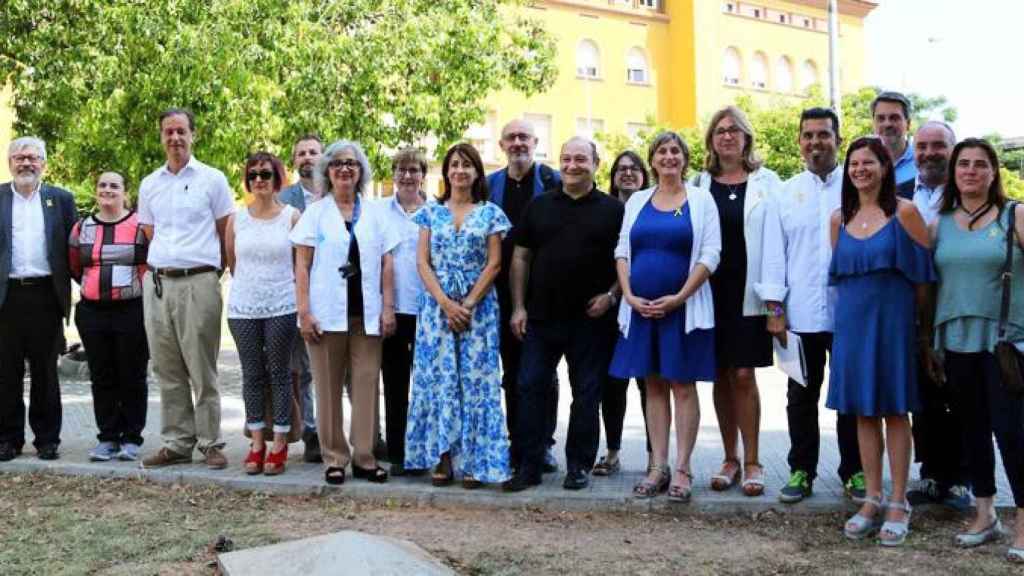 La consejera de Salud, Alba Vergés (de azul) en la colocación de la primera piedra del nuevo Hospital de Viladecans / CG