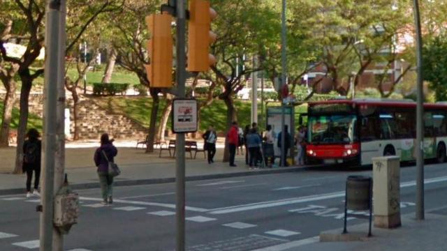 Este es el lugar en el que un autobús atropelló a un octogenario en Barcelona; habla el conductor