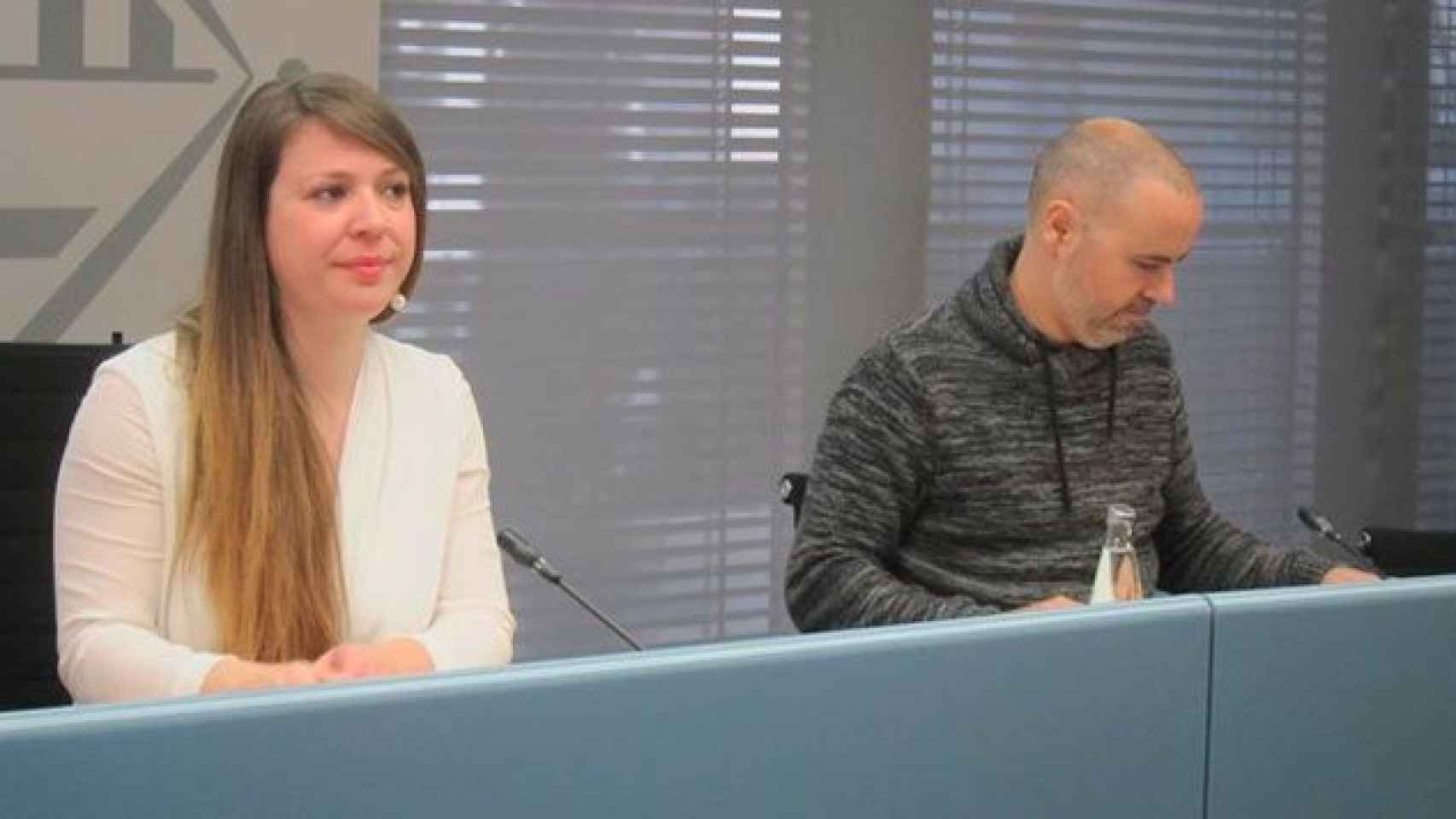 La teniente de alcalde de Ecología, Janet Sanz, junto al concejal de Energía, Eloi Badia, en rueda de prensa / EUROPA PRESS