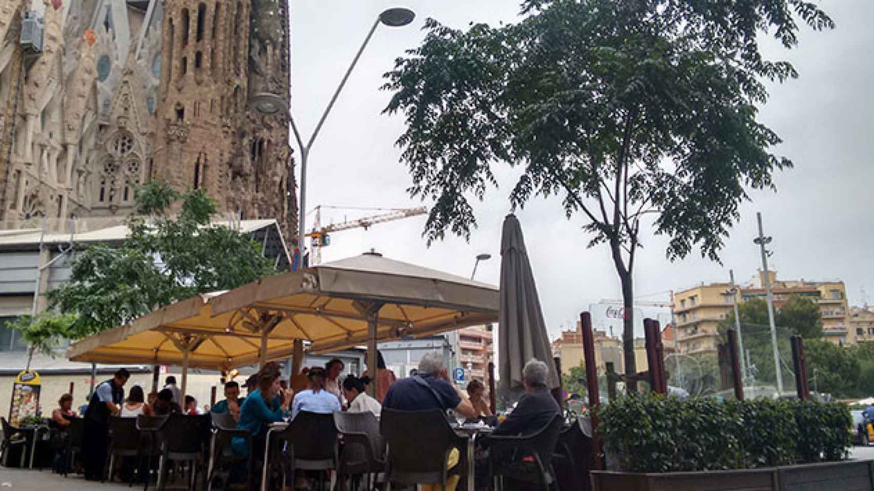 La terraza de un restaurante en el cruce de las calles Mallorca y Marina, frente a la Sagrada Familia / CG