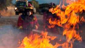 Un bombero de la UME durante las labores de extinción de un fuego / CG