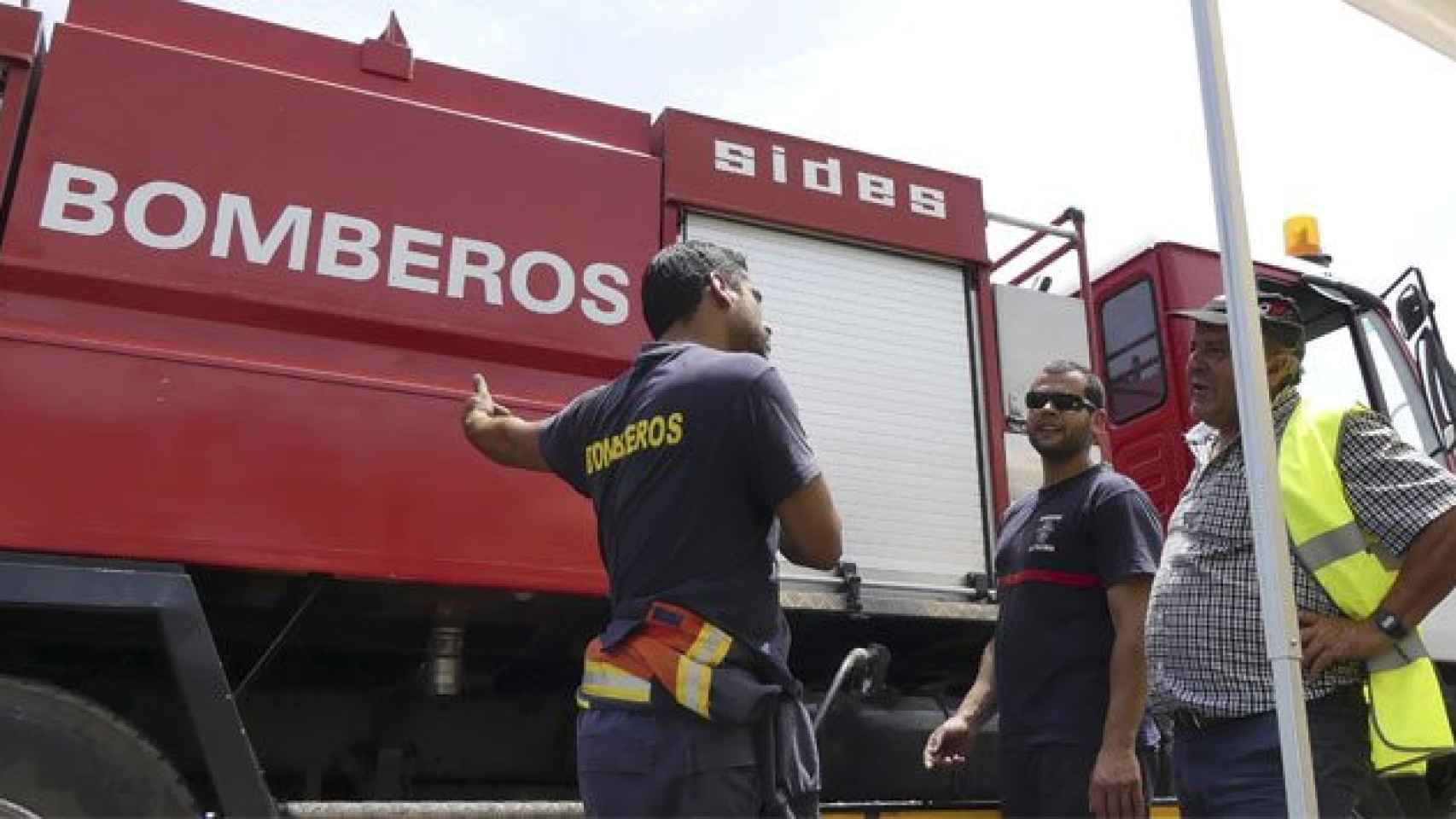 Una unidad terrestre de bomberos desplegada en las labores de extinción en La Palma.