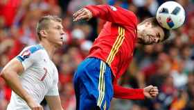 Tomá Necid (i) y Gerard Piqué disputan un balón durante el partido entre España y República Checa de la Eurocopa 2016, en Toulouse (Francia).