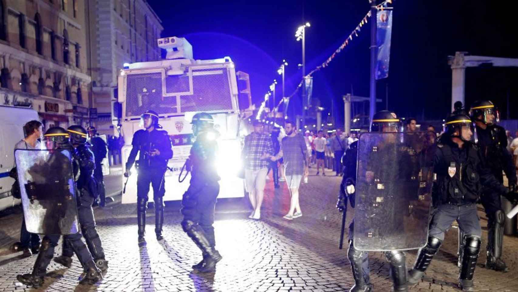 Agentes de la policía francesa hacen frente a los hooligans que se pelean en los alrededores del estadio, en Marsella.